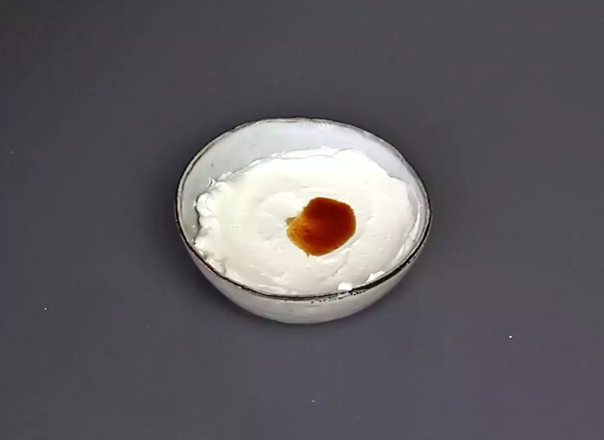 Krok 1: Zmiešajte jogurt a vanilku