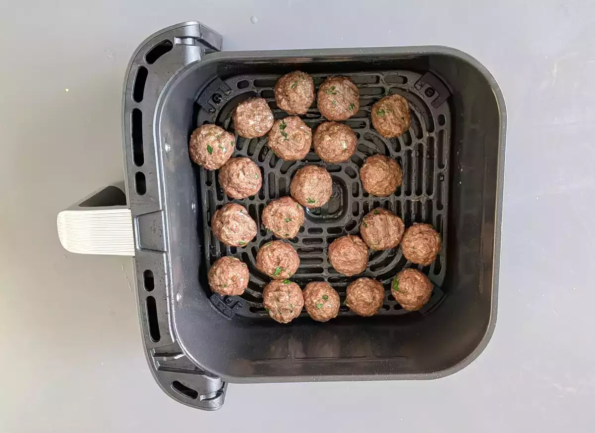 Príprava mäsových guľôčok vo fritéze na vzduchu