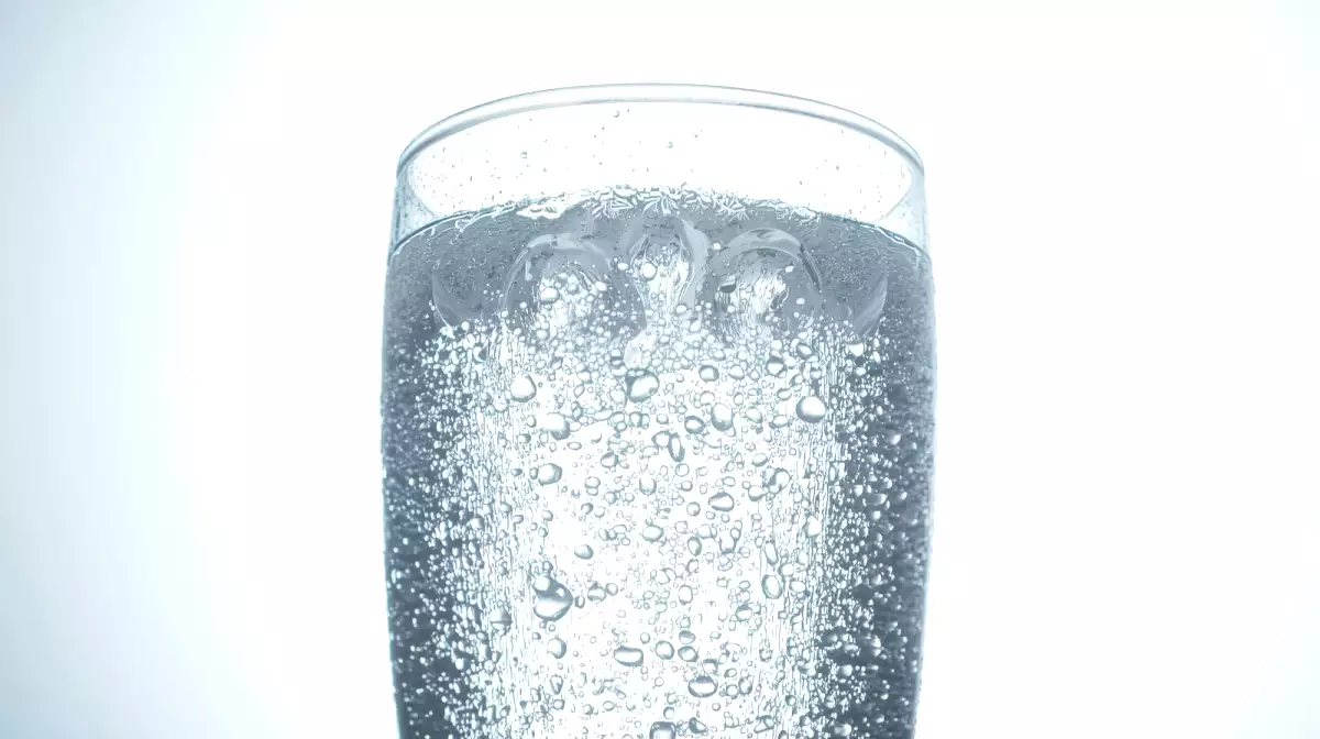 Vyzerá zdravšie ako limonáda, ale perlivá voda môže narušiť váš tráviaci systém, ak ignorujete tieto detaily...