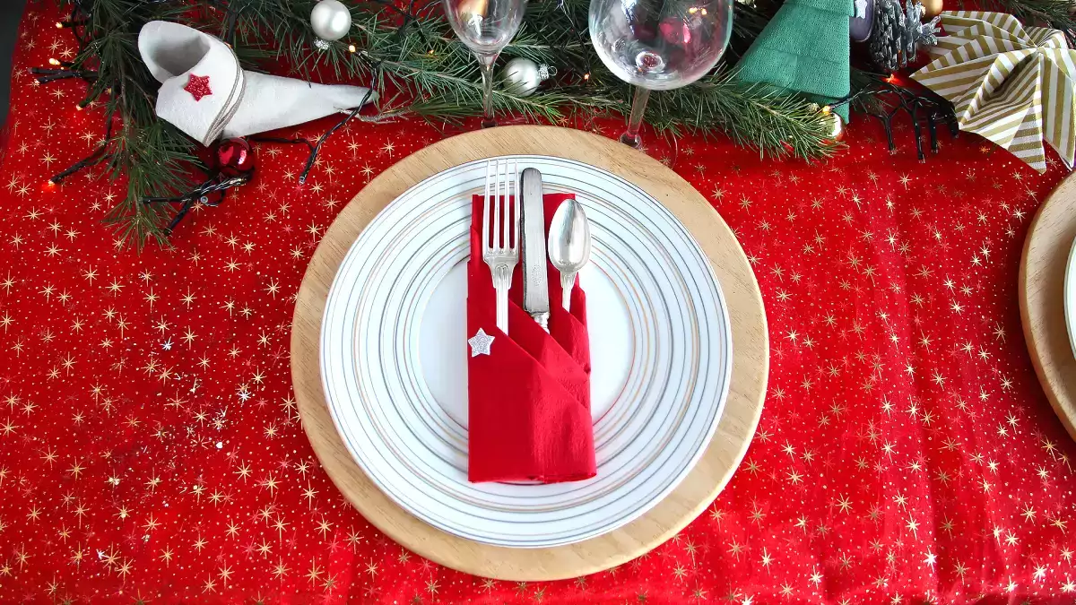 Stačí jeden papierový obrúsok a môžete si vytvoriť elegantný a lacný príborový podnos: návod, ktorý je v kurze
