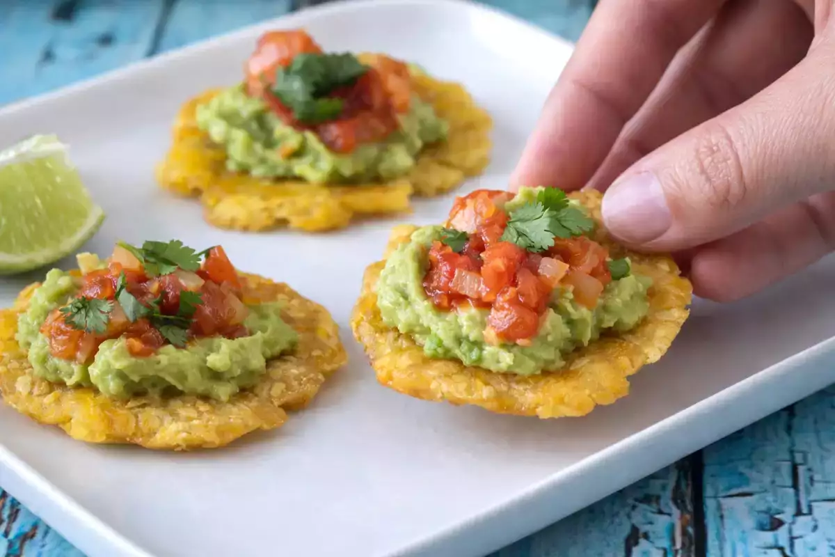 Varenie s prúdom: kolumbijské patacones s hogao a guacamole na sledovanie seriálu na jedno posedenie.