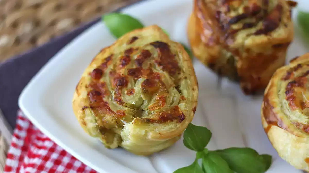 Príprava týchto pesto koláčikov trvá len 15 minút... a zmiznú ešte rýchlejšie.