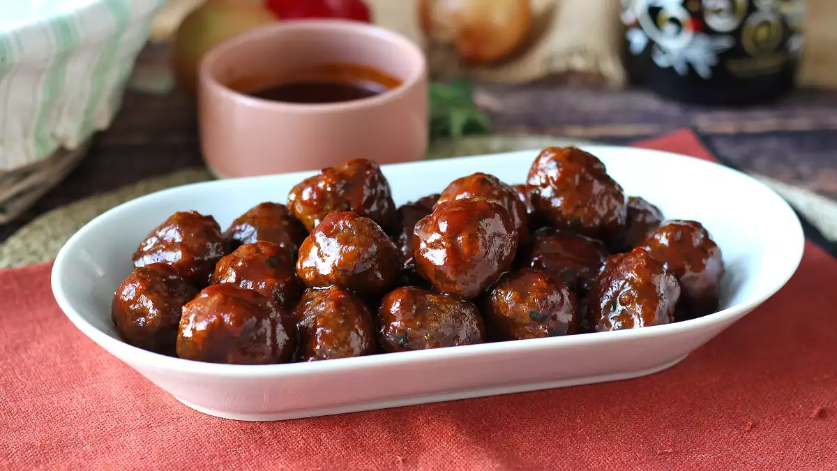 Mäsové guľky vo fritéze so sladkokyslou barbecue omáčkou: jednoduchý a neodolateľný recept ideálny na večeru a predjedlo (hotové za menej ako 30 minút)