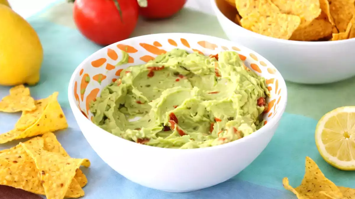Najlepší spôsob skladovania guacamole, aby na druhý deň nezhnedlo.