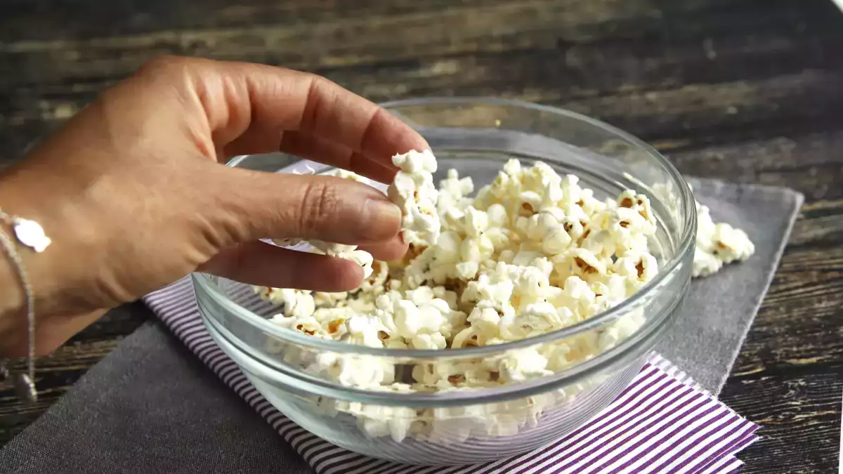 Váš popcorn nepotrebuje viac soli: potrebuje ju, aby sa korenie skutočne prichytilo.