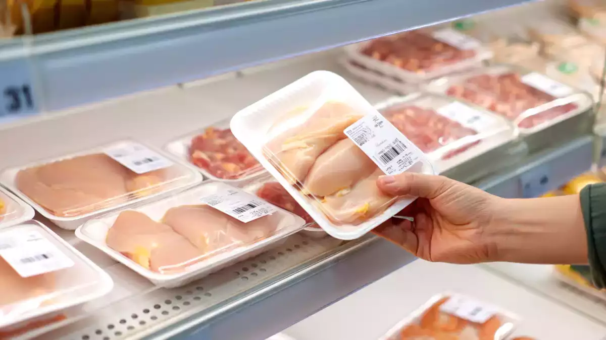Kuracie mäso v supermarkete vyzerá rovnako, ale je tu niečo, čo si málokto všimne predtým, ako ho kúpi.