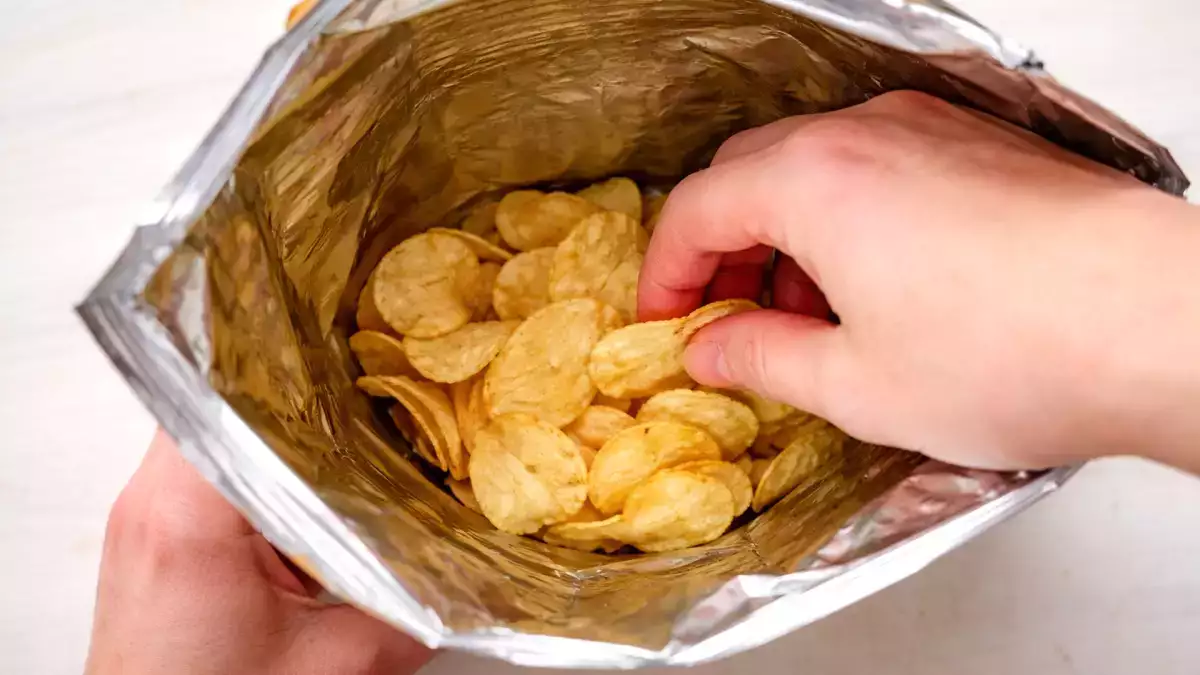 Prečo je vo vrecúškach s čipsami toľko vzduchu? Sme podvádzaní?