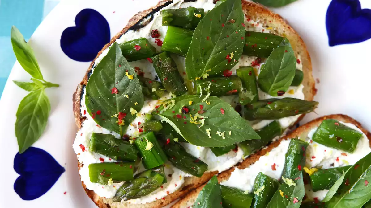 Jarná bruschetta, ktorú chce každý: čerstvá, krémová a hotová za pár minút