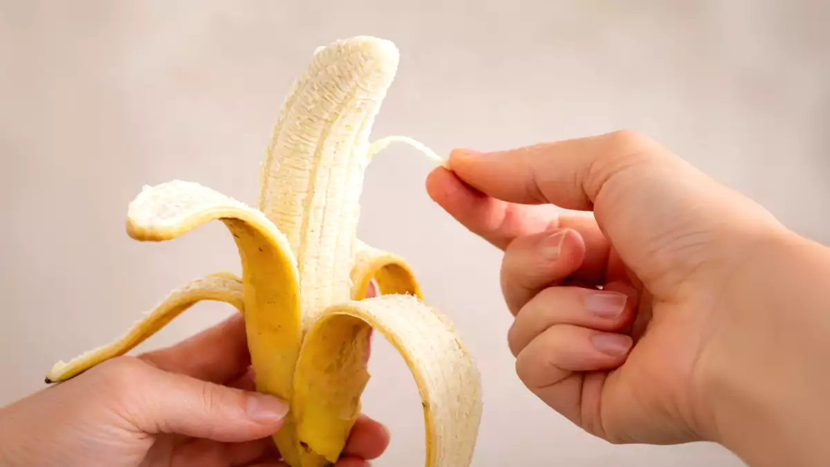 Čo sú to tie vlákna na banáne a prečo sa stále objavujú?