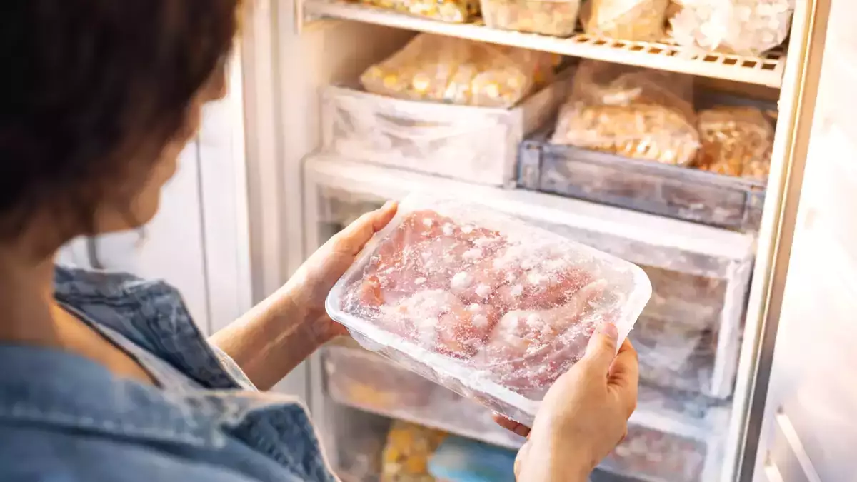 Zabudli ste rozmraziť? Tento jednoduchý trik to vyrieši za pár minút a zachráni každé jedlo