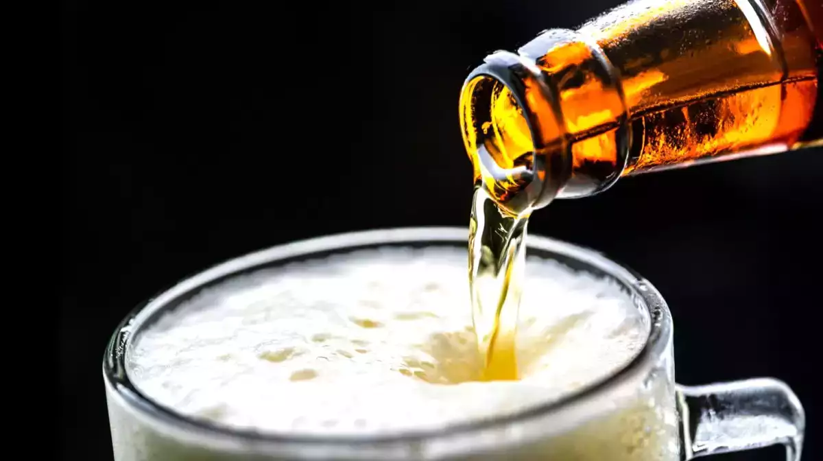 Prečo pivo menej pení, keď nakloníte pohár?