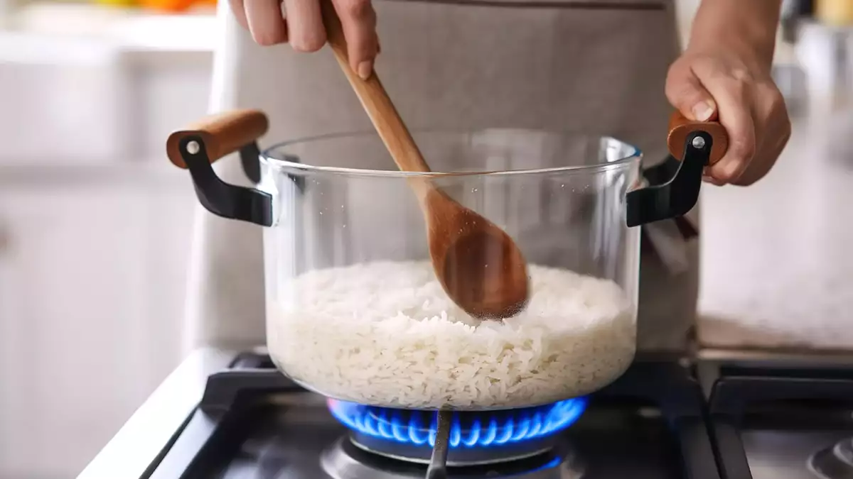 Ako bezchybne ohriať ryžu a už nikdy ju nenechať suchú, tvrdú alebo rozmočenú