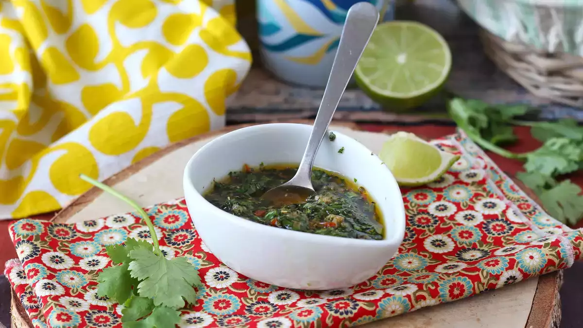 Chimichurri, argentínska omáčka, ktorá si zaslúži miesto na vašich grilovačkách: z čoho sa pripravuje a tri tipy, ako ju pripraviť na jednotku