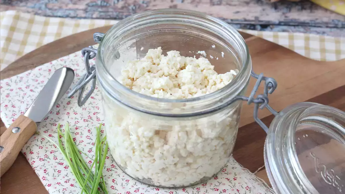 Ako pripraviť domáci tvaroh? Veľmi lacný recept len z dvoch ingrediencií!