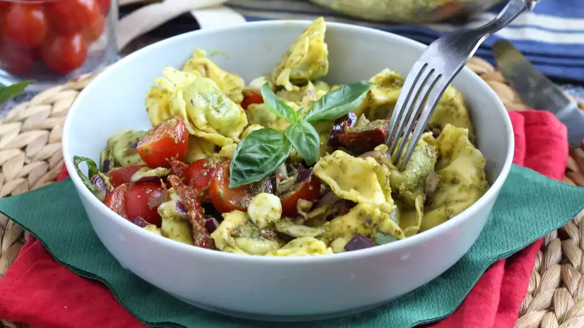 Studený šalát s tortellini: puristi nad tým možno ohrnú nos, ale zmizne skôr ako ryžový šalát