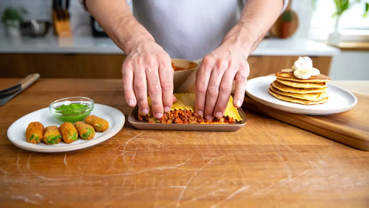 Denné menu, 7. júla 2026: brokolicové krokety, bolonské lasagne a rýchle banánové palacinky