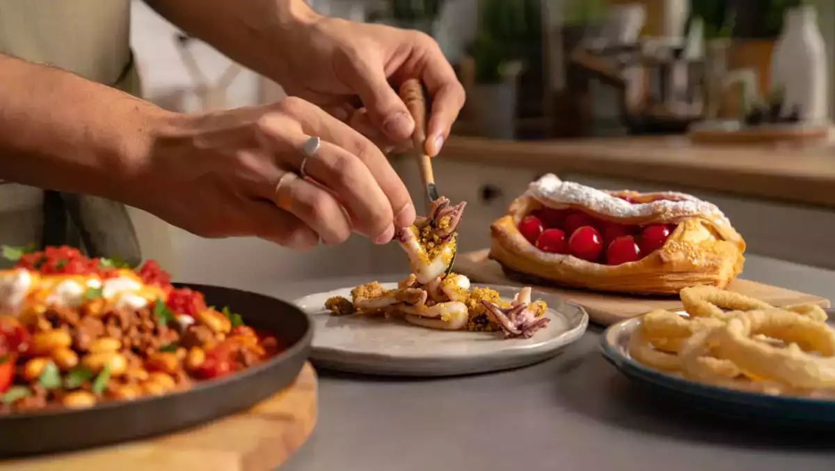 Denné menu 12. júla: chrumkavé calamares, pikantné chilli con carne a čerešňový koláč