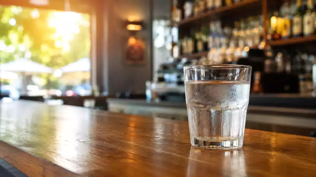 Vlna horúčav: Je bar povinný ponúknuť vám pohár vody, ak si nič neobjednáte?