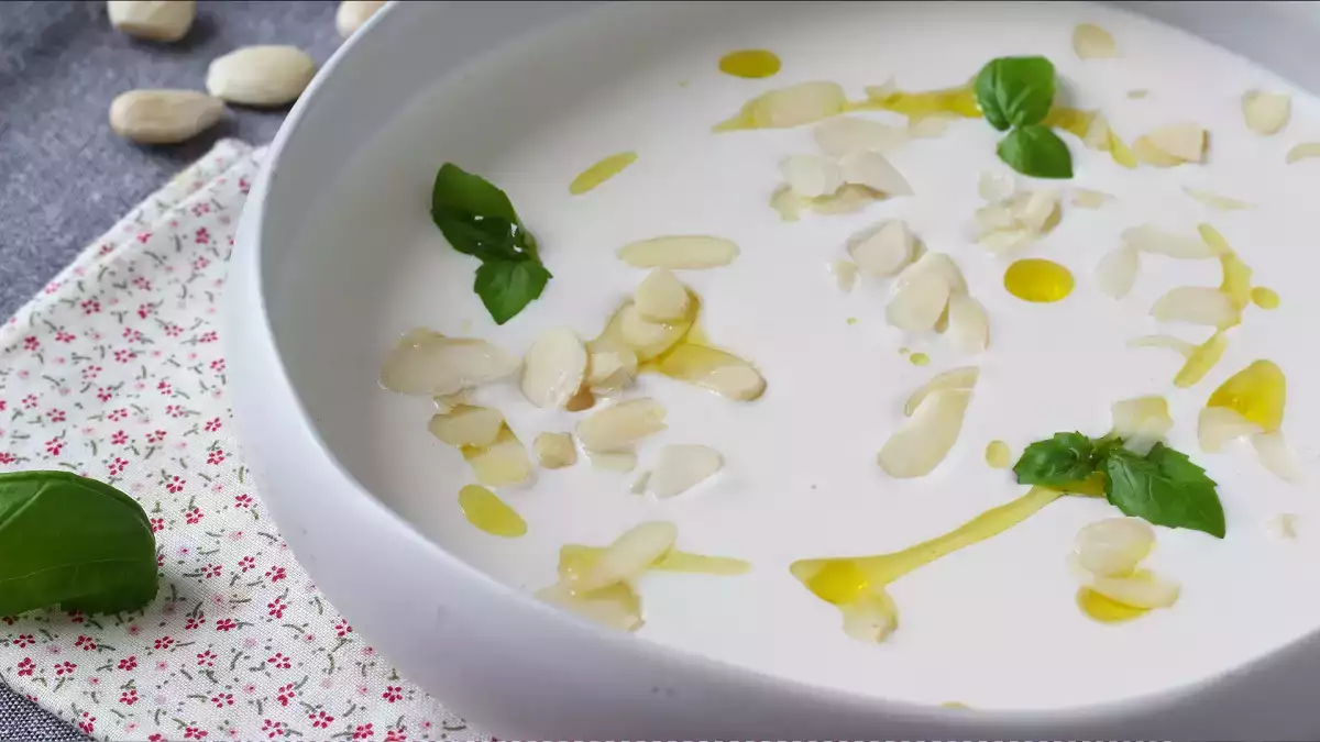 Ako vylepšiť svoj ajoblanco: jednoduché triky, vďaka ktorým bude jemný, krémový a vyvážený