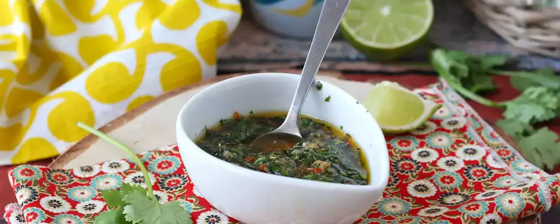 Chimichurri, argentínska omáčka, ktorá si zaslúži miesto na vašich grilovačkách: z čoho sa pripravuje a tri tipy, ako ju pripraviť na jednotku
