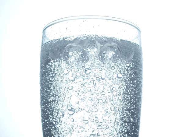 Vyzerá zdravšie ako limonáda, ale perlivá voda môže narušiť váš tráviaci systém, ak ignorujete tieto detaily...