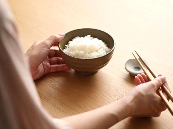 Gestá, ktoré vám v japonskej reštaurácii spôsobujú nepríjemné pocity a ktoré takmer všetci robíme bez toho, aby sme o tom vedeli.