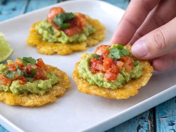 Varenie s prúdom: kolumbijské patacones s hogao a guacamole na sledovanie seriálu na jedno posedenie.