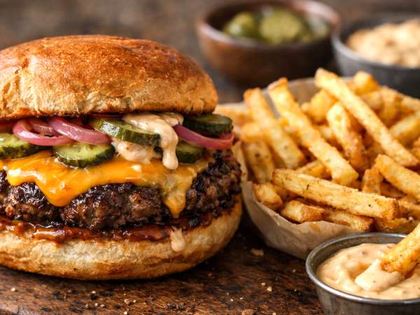 Domáca a vylepšená burgerová noc: nápady na mäso, žemle, omáčky a prílohy