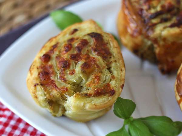 Príprava týchto pesto koláčikov trvá len 15 minút... a zmiznú ešte rýchlejšie.