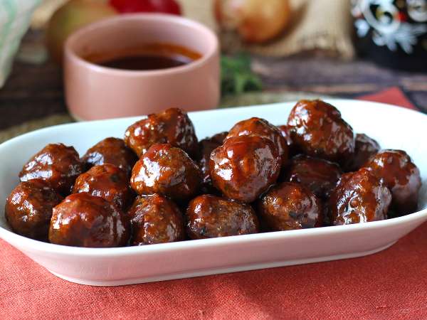 Mäsové guľky vo fritéze so sladkokyslou barbecue omáčkou: jednoduchý a neodolateľný recept ideálny na večeru a predjedlo (hotové za menej ako 30 minút)