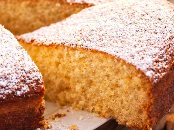 Môžem v piškótovej torte nahradiť biely cukor hnedým?