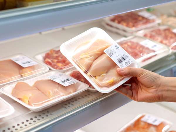 Kuracie mäso v supermarkete vyzerá rovnako, ale je tu niečo, čo si málokto všimne predtým, ako ho kúpi.