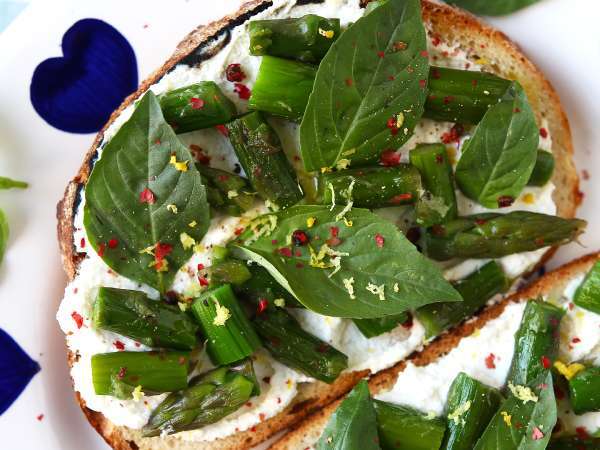 Jarná bruschetta, ktorú chce každý: čerstvá, krémová a hotová za pár minút