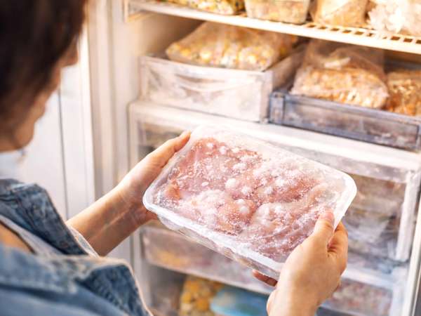 Zabudli ste rozmraziť? Tento jednoduchý trik to vyrieši za pár minút a zachráni každé jedlo