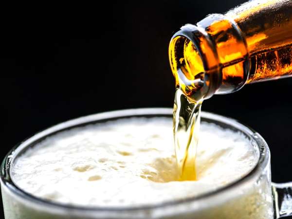 Prečo pivo menej pení, keď nakloníte pohár?