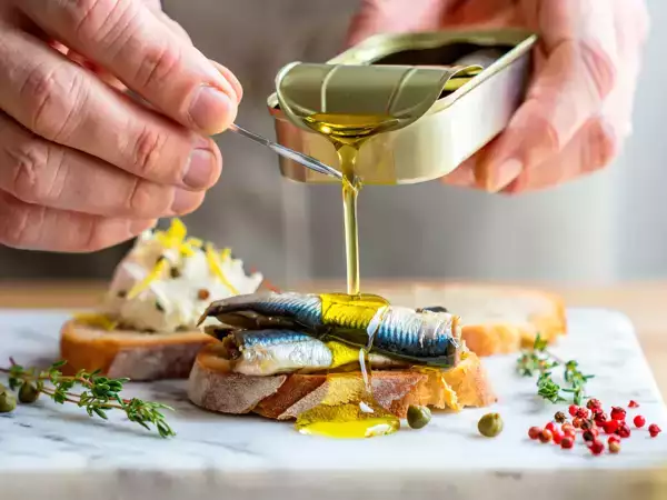 Takmer každý vyhadzuje olej z konzervy sardiniek bez toho, aby si uvedomil, o čo prichádza