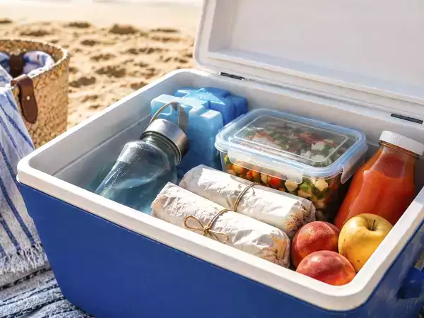 Ako si usporiadať chladiaci box na pláži: čo dať dnu, čo nechať hore a čo si nebrať so sebou.