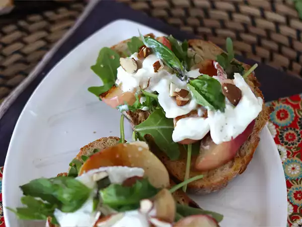 Burrata a ovocie: najlahodnejšie letné kombinácie (a tie, ktoré sa momentálne objavujú všade)