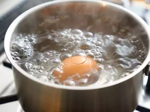 Ako sa správne varí vajce: v studenej vode, vo vriacej vode alebo na horúcej panvici?