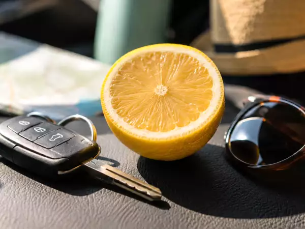 Vôňa citróna proti nevoľnosti v aute: kedy môže pomôcť a ako to robiť správne