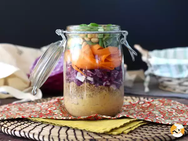 Tieto úplne jednoduché chyby môžu pokaziť šalát v pohári ešte pred obedom...