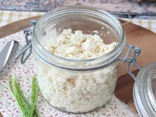Ako pripraviť domáci tvaroh? Veľmi lacný recept len z dvoch ingrediencií!