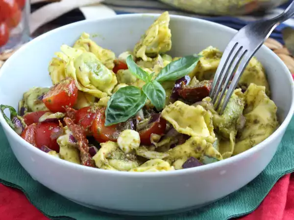 Studený šalát s tortellini: puristi nad tým možno ohrnú nos, ale zmizne skôr ako ryžový šalát