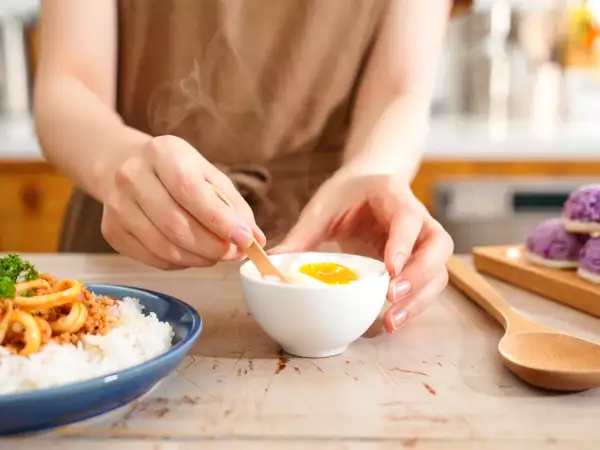 Denné menu, 10. júla: vajcia na mäkko, jednoduchá ryža s kalamármi a mochi cookies s ube