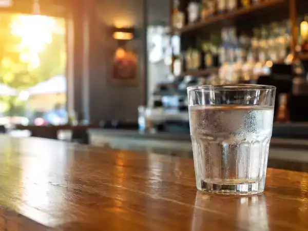Vlna horúčav: Je bar povinný ponúknuť vám pohár vody, ak si nič neobjednáte?
