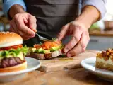 Články: Denné menu, 1. júla: lahodná bruschetta, šťavnatý burger a sladký baskický koláč