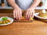 Články: Denné menu, 7. júla 2026: brokolicové krokety, bolonské lasagne a rýchle banánové palacinky