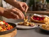 Články: Denné menu 12. júla: chrumkavé calamares, pikantné chilli con carne a čerešňový koláč