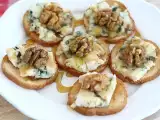 Recept Toasty s rokfórom, vlašskými orechmi a medom
