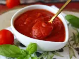 Recept Plná chuť syrovej paradajkovej omáčky, ktorá je ideálna na polievanie pizze alebo pinsa.